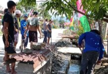 Hari Libur, Pemdes Burau Pantai Gotong Royong Bersihkan Drainase