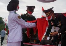 Kapolres Luwu Timur Pimpin Upacara Penurunan Bendera Merah Putih
