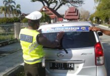 Ajak Pengendara Disiplin Protkes, Polres Luwu Utara Pasang Stiker “Ayo Pakai Masker”