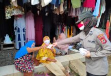 Peringati HUT Kemerdekaan RI, Polwan Polres Luwu Timur Bagi MaskerĀ