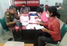 Personel Polsek Sukamaju Bawa Pelaku Pencurian di Kejari Luwu Utara