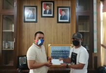 Wakil Ketua DPRD Luwu Utara Bagikan Hadiah kepada 6 Pemenang Lomba Photo Challenge