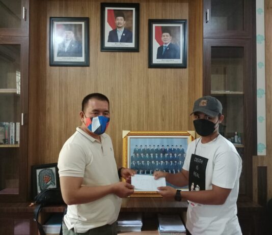 Wakil Ketua DPRD Luwu Utara Bagikan Hadiah kepada 6 Pemenang Lomba Photo Challenge