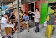 Dampingi Dinkes, Polsek Bone-Bone Gencar Lakukan Sosialisasi Vaksin Covid19