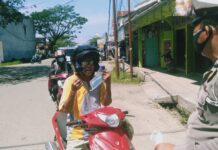 Satlantas Polres Luwu Utara “Pasang Sticker” Ajak Pengguna Jalan Pakai Masker