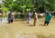Bhabinkamtibmas Polsek Malangke Lakukan Sambang dan Penggalangan ke Warga Terdampak Banjir