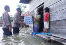 Kapolres Luwu Utara Salurkan Bantuan ke Warga Terdampak Banjir di Malbar