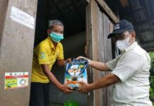 Meski Hujan, Gerakan Jum’at Sedekah ASN Setda Turun Bagikan Sedekah ke Warga