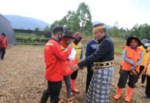 Pakai Baju Adat, Para ASN Setda Bagikan Nasi Kotak Gerakan Jumat Sedekah