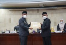 Bupati Luwu Timur Serahkan KUA dan PPAS APBD Perubahan TA 2021 ke DPRD
