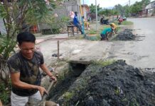 Musim Hujan, Pemdes Burau Pantai Bersama Warga Gotong Royong Bersihkan Drainase