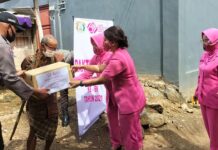 Peringati HKGB ke-69, Bhayangkari Luwu Timur Bagi Paket Sembako