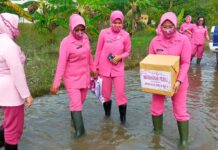 Peduli Terhadap Sesama, Bhayangkari Polres Luwu Utara Serahkan Puluhan Sembako Kepada Masyarakat Yang Terdampak Banjir di Malangke