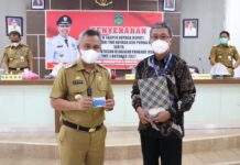 Purna Bakti Sebagai ASN, Bupati Luwu Timur Terima Kartu Taspen