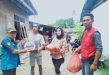 Wujud Peduli, Relawan Karang Taruna Luwu Utara Bantu Warga Walenrang Utara yang Terkena Banjir