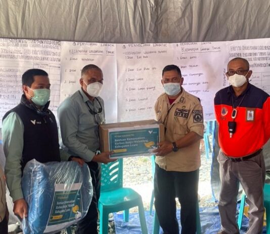Kepala Pelaksana BPBD Lutim dan PT. Vale Salurkan Bantuan Untuk Korban Bencana Alam Walmas