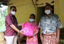 20 Paket Sedekah Jumat ASN Setda Sasar Warga Desa Kawata di Wasuponda