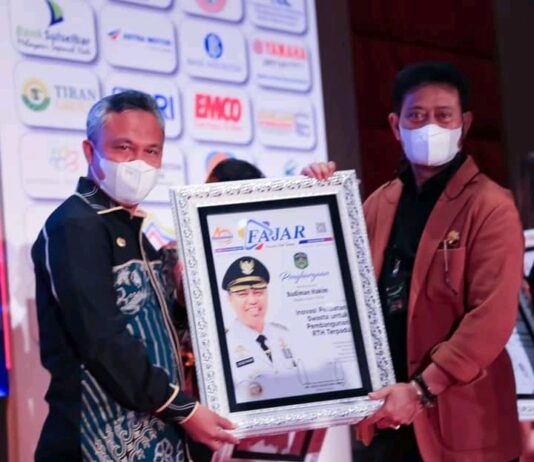 Bupati Luwu Timur Terima Penghargaan di HUT ke-40 Harian Fajar