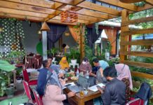 Kompak Kerjakan Tugas OJT I, Peserta Calon Kepala Sekolah Tahap II Luwu Utara Diskusi di Warkop