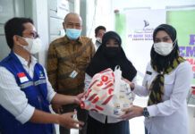 Bank Sulselbar Bekerjasama Pemda Luwu Utara Beri Bantuan ke Warga Terdampak COVID-19 di Kelurahan Bone Tua