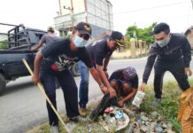 Jumat Bersih, Pemdes Lestari Gotong Royong di Jalan Trans Sulawesi