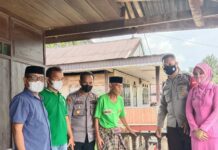 Respon Cepat, Kapolsek Bengo Serahkan Sembako Kepada Korban Kebakaran