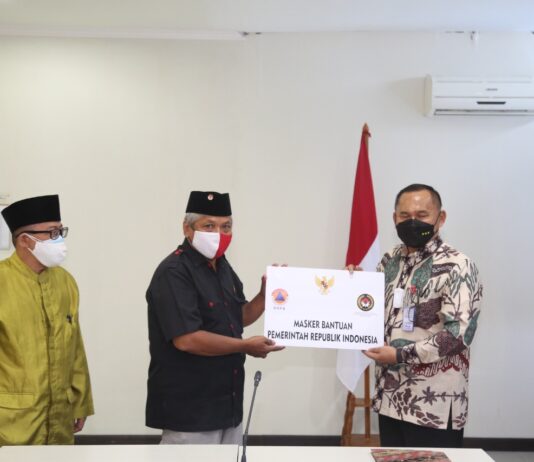 Menko PMK RI Berikan Bantuan 20 Ribu Masker ke Majelis Santri Indonesia