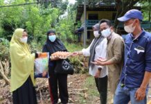 Sedekah Jumat ASN Setda Luwu Timur Bagikan 68 Paket Untuk Warga Desa Harapan