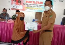 Kurangi Beban Warga Dimasa Pandemi Covid-19, Kades Tandung Salurkan BLT-DD Periode Oktober 2021