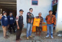 Bersama Sekcam Bengo, Ketua MPC PP Bone Bagikan Sprayer Gratis ke Masyarakat