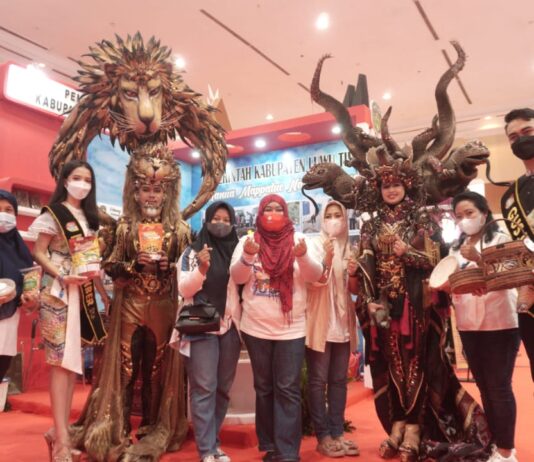 Penasehat APKASI Kagumi Produk Anyaman Teduhu Lutim di AOE 2021