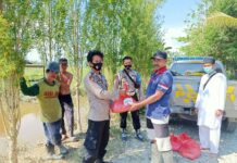 Wujud Peduli Kepada Warga Korban Banjir, Personil Polsek Baebunta Bagikan Paket Sembako