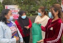 Artis Ini Naik ke Puncak Gunung, Bagi-Bagi Sembako Saat Acara Baksos Sukaresmi