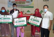 Didampingi Plt.Camat Malangke, Kades Benteng Salurkan BLT-DD Periode Oktober 2021