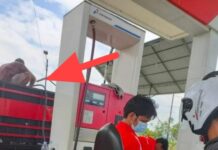 Ekstrim ! Selang SPBU Mangkutana Manjat, Isi BBM Diatas Mobil Bak Terbuka