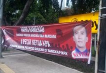 Jangan Hanya Petinggi Golkar Ditangkap, Haris Kamerad Sebar Spanduk Minta Ketua KPK Dipecat