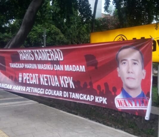 Jangan Hanya Petinggi Golkar Ditangkap, Haris Kamerad Sebar Spanduk Minta Ketua KPK Dipecat