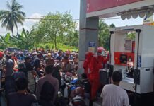 Ratusan Kendaraan Antre di SPBU Wotu, Pengisian Dibatasi, Anak Sekolah dan Pegawai Diutamakan