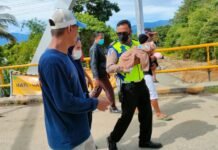 Ibu Bayi Hampir Pingsan, Bripka Fadli Bantu Gendong Bayi Nyeberang di Jemmir