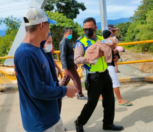 Ibu Bayi Hampir Pingsan, Bripka Fadli Bantu Gendong Bayi Nyeberang di Jemmir