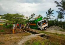 Truk Muat Gabah Nyaris Terguling di Desa Balobalo