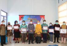 Apresiasi Capaian Program KB, Bupati Luwu Timur Serahkan Sejumlah Penghargaan