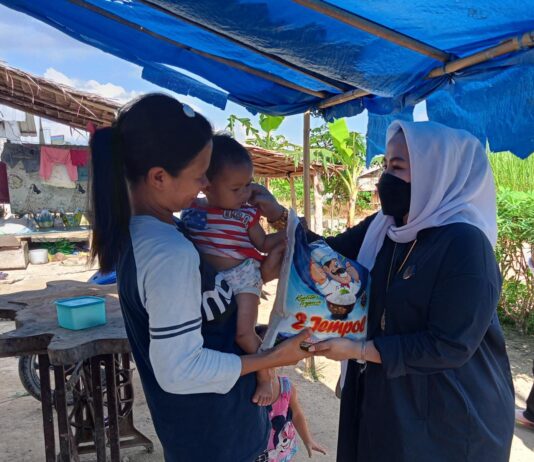 Berbagi Dengan Sesama, Putri Dakka Bagikan Ratusan Paket Sembako Kepada Korban Banjir Bandang Radda