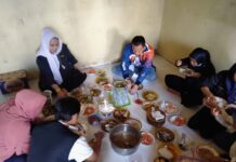 Usai Salurkan Bantuan Sembako, Ketua DPD Nasdem Luwu Utara Hadiri Undangan Makan Kapurung