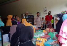 Hadiri Penyaluran Kartu Prasejahtera, Bhabinkamtibmas Polsek Sukamaju Sampaikan Ini ke Warga