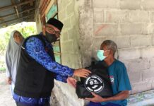 Bagikan Paket Sedekah, ASN Setda Ingatkan Lagi Warga Segera Vaksin