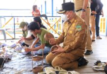 Kunker ke Nuha, Bupati Luwu Timur Sambangi Pusat Kerajinan Anyaman Teduhu