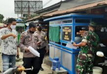 Keliling Pasar Bagikan Surat Edaran, Personil Polsek Sukamaju Juga Ajak Masyarakat Lakukan Vaksin