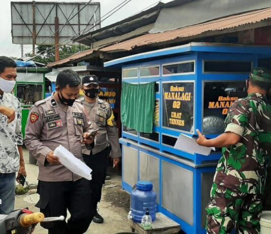 Keliling Pasar Bagikan Surat Edaran, Personil Polsek Sukamaju Juga Ajak Masyarakat Lakukan Vaksin
