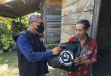 Bagikan Paket Sedekah, ASN Setda Juga Ingatkan Warga Segera Vaksin